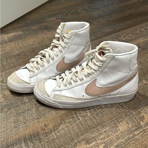 WOMENS NIKE BLAZERS SIZE 9.5